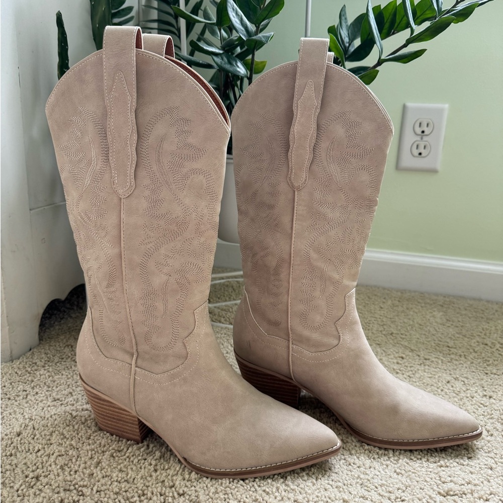 Women’s Size 9 tan suede cowboy boot!